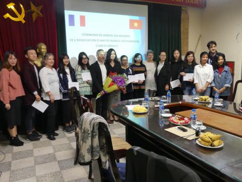 Chaque année, à Hanoi :  10 bourses étudiants ( distribuées pendant le voyage 2019)