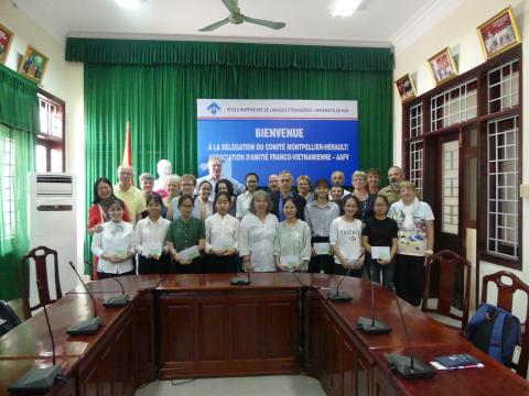 Chaque année, à Hué :  10 bourses étudiants ( distribuées pendant le voyage 2019)