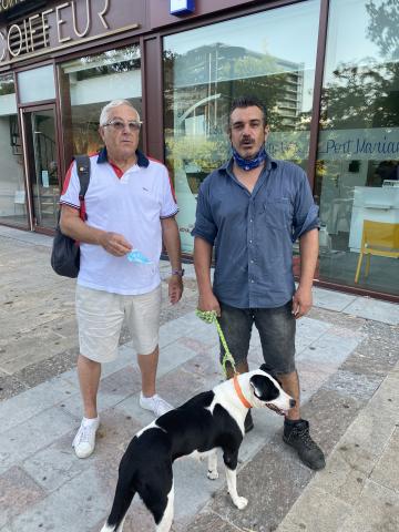 Un bénéficiaire avec sa chienne et Charles président de GP Montpellier
