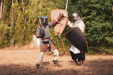 Entraînement au combat médiéval en tenue.  crédit photo : Le curieux Photographe