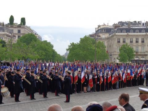 Défilé des porte-drapeaux sur les Champs Elysées