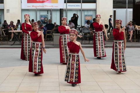 Danse arménienne interprétée par les jeunes filles
