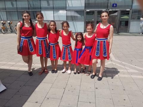 La troupe de jeunes danseuses arméniennes