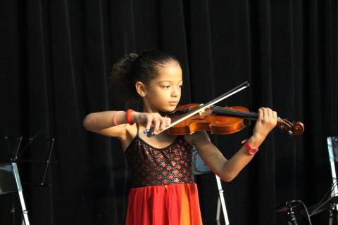 Jeune violoniste en concert au Gazette Café