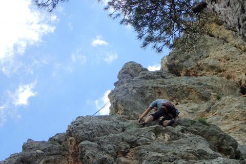 Photo : escalade en falaise pour un grimpeur en en tête