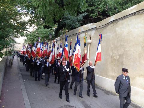 Porte-drapeaux en direction du monument aux morts Montpellier