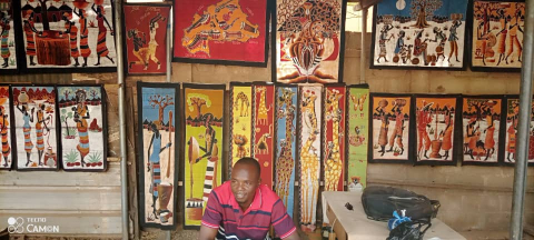 un artiste batikier dans son atelier