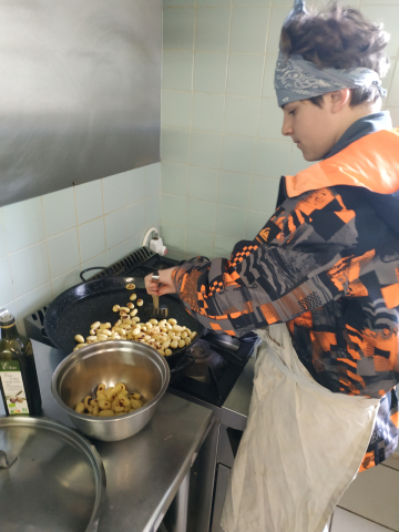 En cuisine à Terre d'envol, collège Montessori