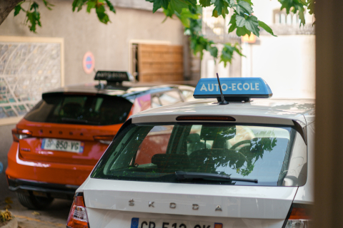 Les auto-écoles associatives Clés de Route accompagnent les personnes en difficulté vers l'obtention du permis de conduire.