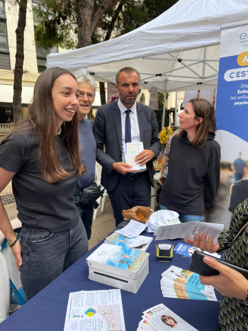 Visite du stand d'Enfance et Partage par M Delafosse Maire de Montpellier et Préseident de la métropole