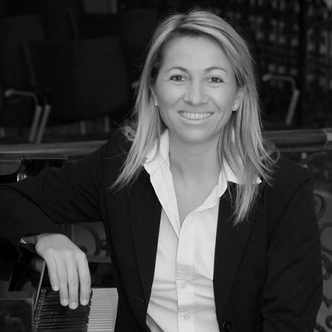 Christèle Chambourdon étudie le piano au Conservatoire à Rayonnement Régional de Montpellier où elle obtient la Médaille d’Or et un prix en musique de chambre. Poursuivant sa formation au C.R.R de Boulogne-Billancourt, elle est admissible au Conservatoire National Supérieur de Musique de Paris et de Lyon. Parallèlement, elle entreprend des études à l’Université Paul Valéry de Montpellier où elle obtient la Maîtrise et l’Agrégation de musique.  Titulaire du Diplôme d’État en accompagnement-piano.