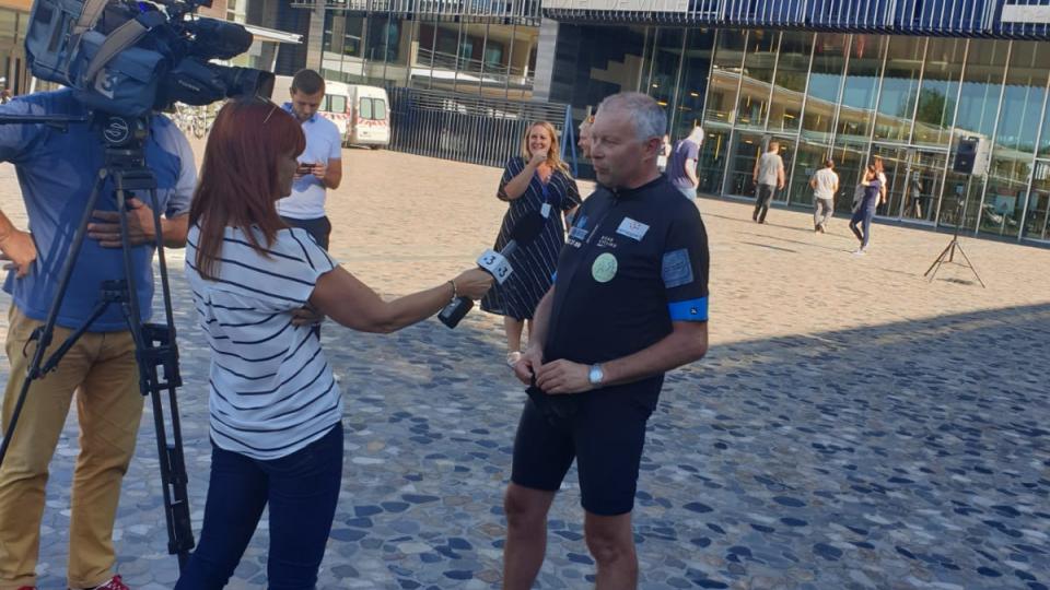accueil de Philippe Lambert (personne atteinte de SEP) sur le parvis de la mairie de Montpellier en 2019 lors de son tour de France