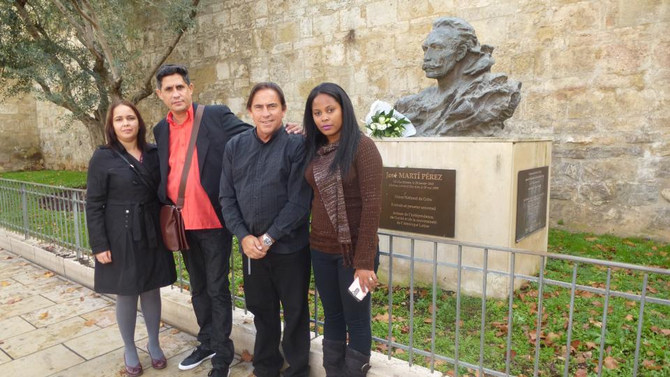 Journalistes cubains devant le buste de José Marti, à Montpellier.