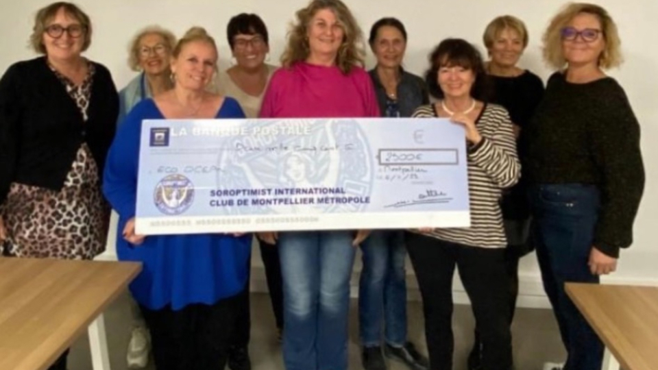 Remise d'un chèque à l'Association Eco Océan qui offre une semaine à bord d'un voilier à des enfants en rémission du cancer