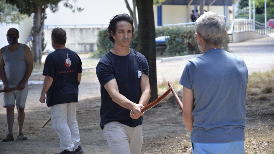 Inner Peace Dojo Aïkido Montpellier : deux pratiquants au sabre dans un parc de Montpellier