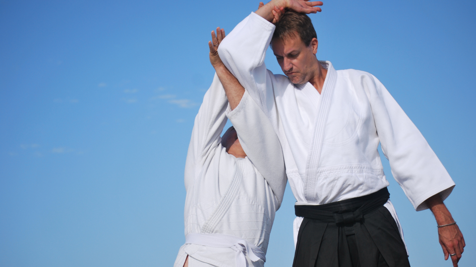 Inner Peace Dojo Aïkido Montpellier : Fabian Sensei réalisant Shomen Uchi à la plage
